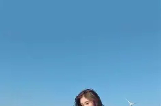女子当街下跪男子全程玩手机冷淡无视！穿着打扮吸睛网友热议